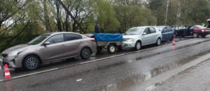 Пять транспортных средств столкнулись перед железнодорожным переездом в Новгородской области
