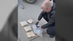 В Новгородской области осуждён наркокурьер-таксист, перевозивший под капотом авто пять килограммов наркотиков